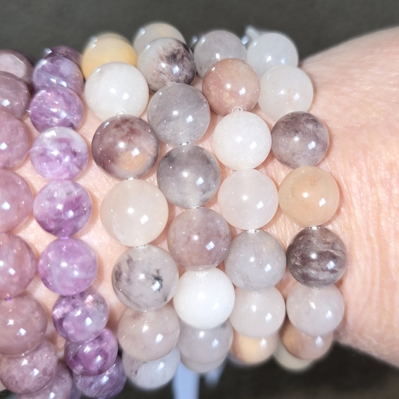 🐰SALE🥳 10mm Lavendar Quartz Bracelet - Picture 5 of 6